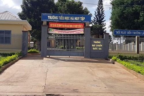 Cách chức hiệu trưởng giữ học bạ học sinh nghèo không đóng quỹ