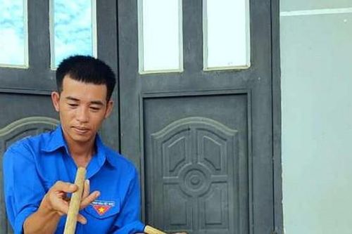 Chàng trai Tày đưa sáo trúc đi khắp nước