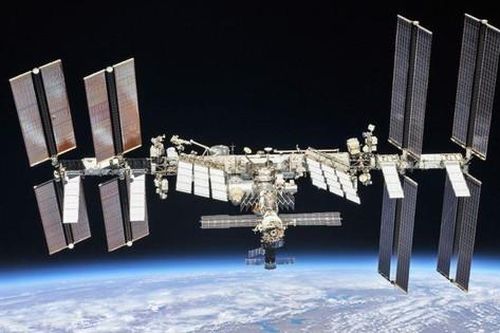 Phi hành gia trên ISS thót tim tránh mảnh vỡ vũ trụ