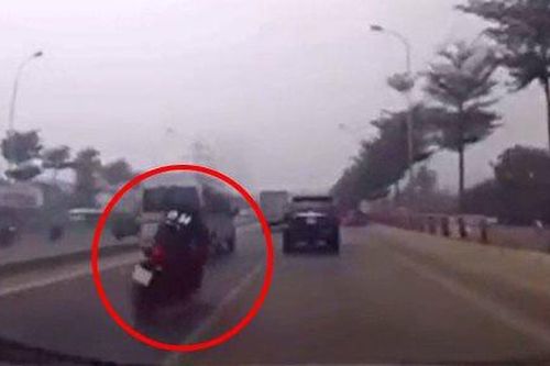Clip: Nam thanh niên đi xe máy lạng lách, lao thẳng vào ô tô tải chở sơn