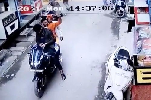 Nhóm côn đồ cố tỏ ra 'ngầu' và cái kết khiến nhiều người hả hê
