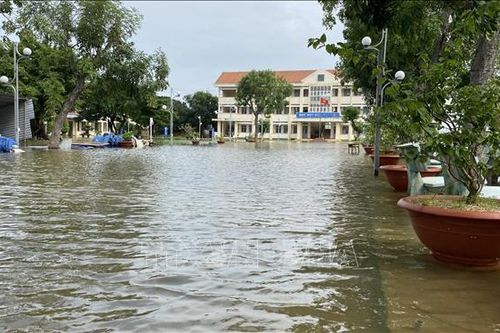 Nhiều nơi ở Bình Định còn ngập sâu, hàng nghìn học sinh tiếp tục nghỉ học