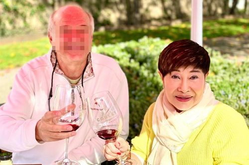 Vừa ly hôn Đàm Vĩnh Hưng, vợ cũ thân mật bên người đàn ông lạ mặt, bị đồn đoán là 'đại gia'