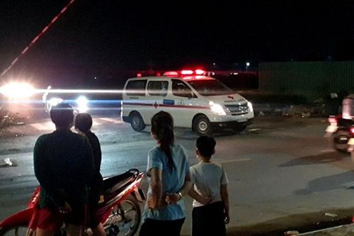 Phát hiện thi thể mặc đồ ngủ bị phủ cỏ khô và bao bì ở khu đất trống