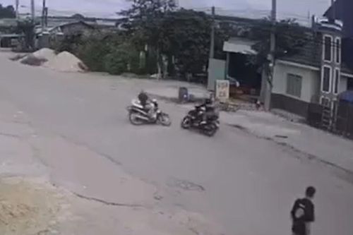 Ông chú bẻ lái chặn đầu 2 tên trộm xe máy, hành động của nam thanh niên sau đó khiến gia chủ khóc thét
