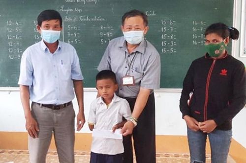 Kông Chro: Tặng quà cho gia đình khó khăn và học sinh khuyết tật
