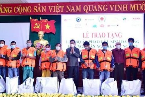 Nguyên Chủ tịch nước tặng hàng ngàn áo phao cứu sinh cho ngư dân