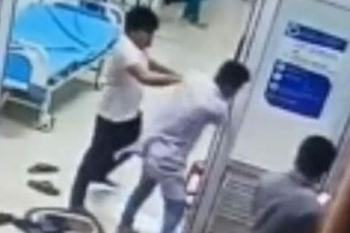 Chở bệnh nhân đến cấp cứu, người nhà đánh nhân viên y tế tới tấp