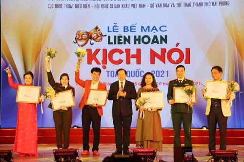 Trao 16 huy chương cho vở diễn xuất sắc tại Liên hoan kịch nói toàn quốc
