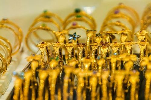 Giá vàng gây chấn động khi vượt 62 triệu/lượng, các chuyên gia dự báo điều gì?