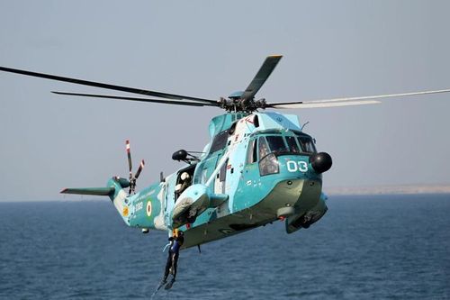 Trực thăng SH-3 Sea King Iran vừa đột nhiên áp sát tàu đổ bộ USS Essex Mỹ