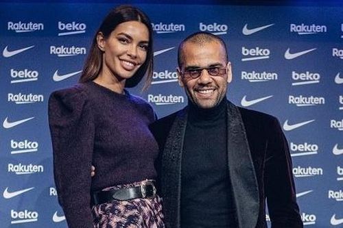 Dani Alves dẫn theo cô vợ siêu mẫu trong buổi ra mắt Barca