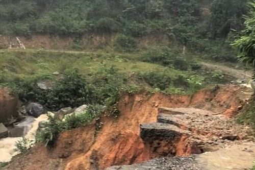 Quảng Nam: Mưa lớn, sạt lở đất đá cô lập xã Trà Leng