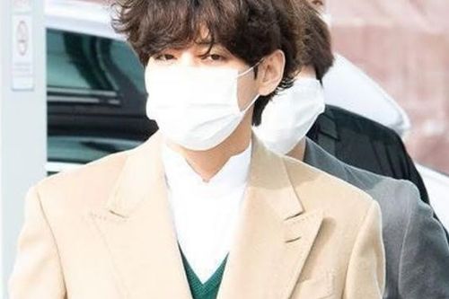 Chỉ là cách cầm cốc giải khát thôi mà V BTS cũng khiến truyền thông bình luận rần rần