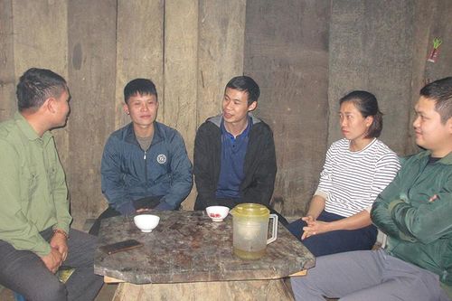 Vợ chồng cùng 'gieo chữ' trên núi