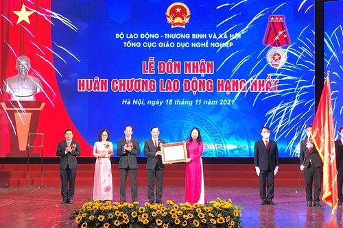 Tổng cục Giáo dục nghề nghiệp đón nhận Huân chương Lao động hạng Nhất