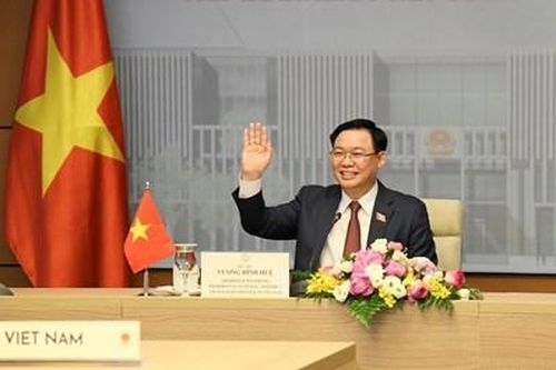 Chủ tịch Quốc hội Vương Đình Huệ chúc mừng quốc khánh Latvia