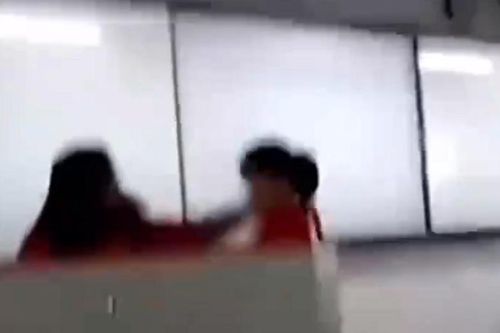 Làm sai bài tập, bé gái bị cô giáo giáng 'liên hoàn tát'