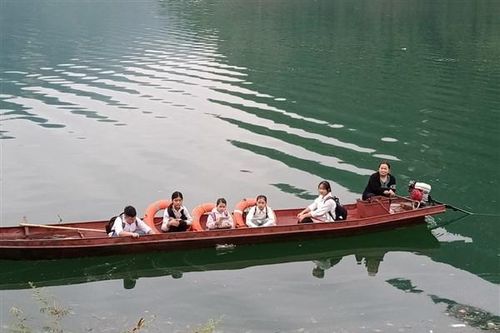 Cô giáo sắm thuyền đưa học trò qua suối: Người lái đò tận tụy