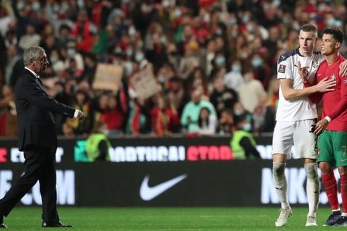 Ronaldo tỏ thái độ, HLV Bồ Đào Nha vẫn bênh vực trò cưng
