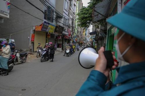 Rất đông người dân tập trung quét mã QR tại 'ổ dịch' Phú Đô, Hà Nội