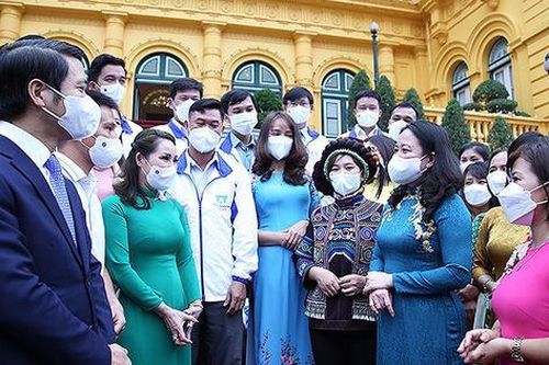 Các thầy giáo, cô giáo là người góp phần xây dựng nguồn nhân lực cho đất nước