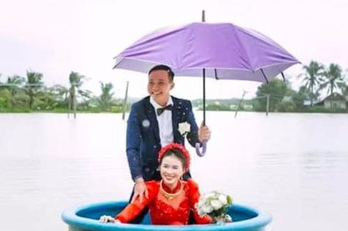 Ấn tượng đám cưới chú rể đón cô dâu bằng thuyền thúng giữa mênh mông nước lũ