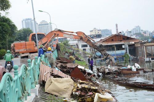 Tháo dỡ du thuyền tiền tỉ bỏ hoang trên Hồ Tây để bán đồng nát
