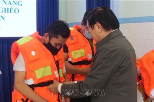 Trao tặng 15.000 bộ áo phao cứu sinh cho ngư dân nghèo 12 tỉnh miền Trung