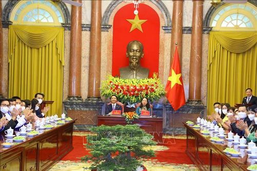 Phó Chủ tịch nước gặp mặt thầy, cô giáo tham dự Chương trình 'Chia sẻ cùng thầy cô'