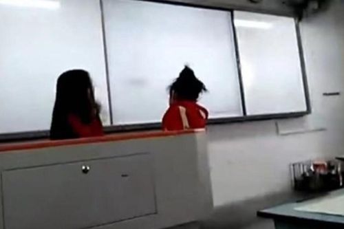 Clip: Cô giáo quát mắng, tát bé gái 'bôm bốp' trước mặt cả lớp vì lý do khó chấp nhận