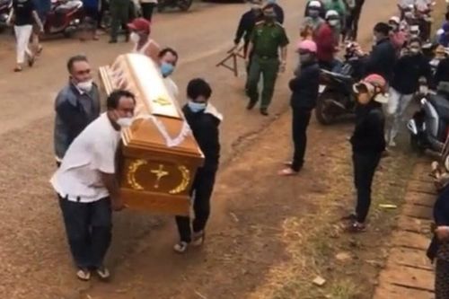 Người phụ nữ khiêng quan tài đến tận nhà con nợ đòi tiền, cầm micro réo gọi gây náo loạn cả khu vực