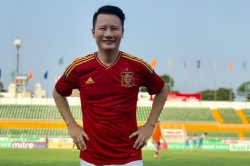 Ca sĩ Hoàng Bách đính chính về phát ngôn chê bai đội tuyển Việt Nam