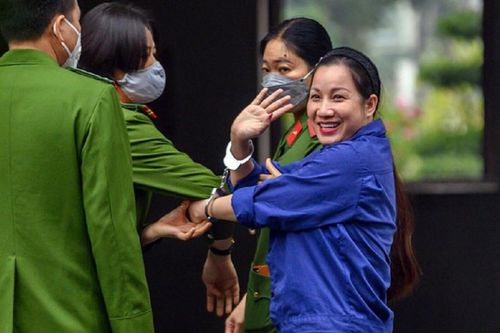 Diện mạo gây bất ngờ của vợ Đường 'Nhuệ' trong ngày hầu tòa: Trang điểm môi son, móng tay sơn đỏ chót