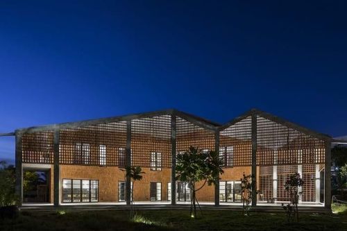 Ngôi nhà gạch với thiết kế lỗ thoáng giúp công trình chống chịu với khí hậu nhiệt đới