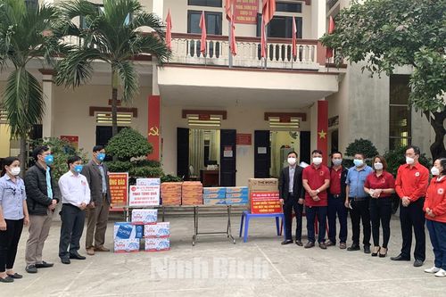 Tặng nhu yếu phẩm cho phường Nam Sơn
