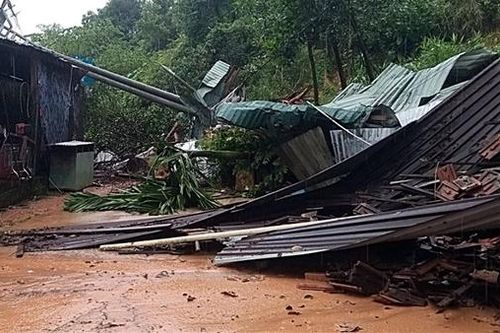 Sạt lở vùi lấp nhà, 1 người trọng thương