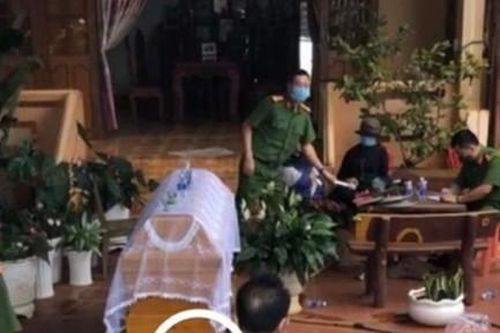 Mang quan tài và loa di động đến nhà con nợ đòi tiền