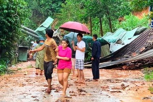 Quả đồi lớn sạt lở cùng trụ điện đôi đổ sập, người dân hú vía