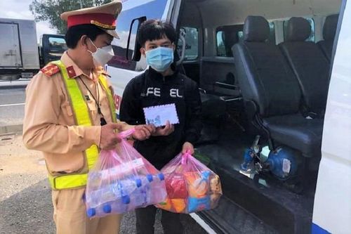 Đi bộ từ Đồng Nai ra đến Quảng Ngãi, nam thanh niên được xe cấp cứu đưa về quê
