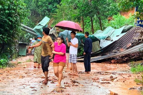 Nhiều người dân thoát chết khi quả đồi lớn sạt lở, trụ điện đôi đổ sập