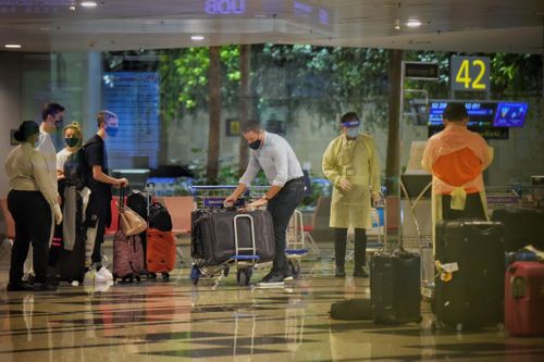 Singapore mở cửa trở lại, người lo kẻ mừng