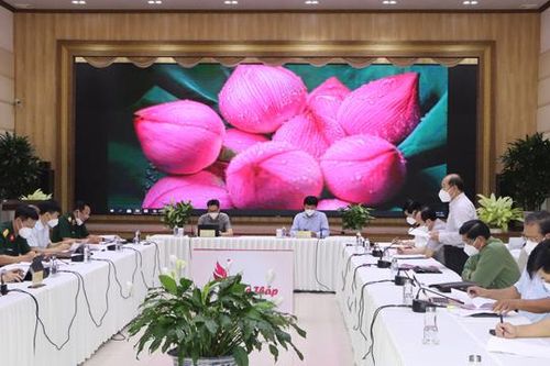 Phó Thủ tướng Vũ Đức Đam kiểm tra chống dịch tại Đồng Tháp, Cần Thơ