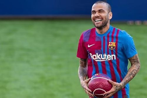 TIẾT LỘ: Barca và Dani Alves kí hợp đồng với điều khoản cực khó tin