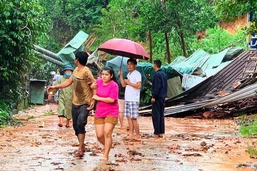 Mưa lớn gây sạt lở vùi lấp nhà ở Trà My, cô lập xã Trà Leng