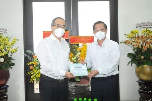 Chủ tịch UBND TPHCM thăm gia đình cố Giáo sư Nguyễn Thiện Thành