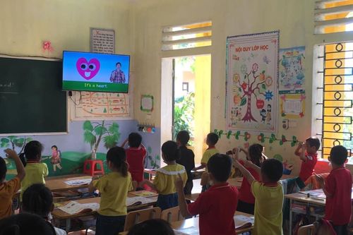 Cô giáo Tiếng Anh 'kéo thế giới' về với học sinh vùng cao