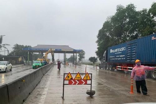 Tháo dỡ trạm thu phí cầu Rác bỏ hoang trên quốc lộ 1A ở Hà Tĩnh