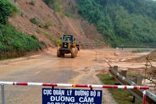 Ứng phó với mưa lũ, bảo đảm an toàn giao thông khu vực miền Trung