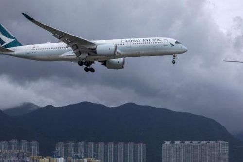 Cathay Pacific sa thải 3 phi công nhiễm COVID-19 ở Đức